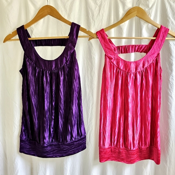 Tops - Set of 2 scoop neck tank tops (M)
